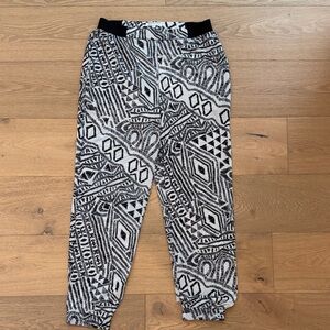 Women’s Black & White Geo-Print ankle leisure pants